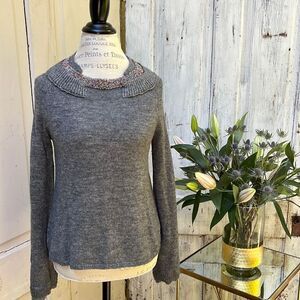 ANTHROPOLOGIE, KNITTED AND KNOTTED GRAY BEADED SWEATER.  Size S